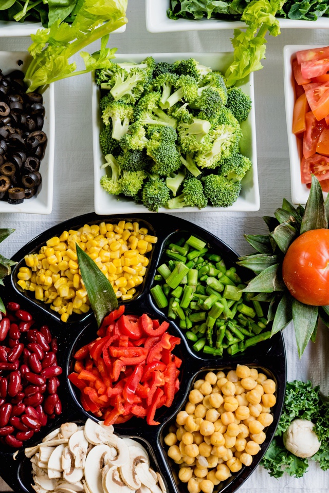 Много вкусных свежих овощей на столе 