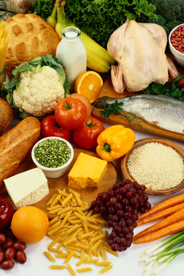 Много свежих продуктов на столе 