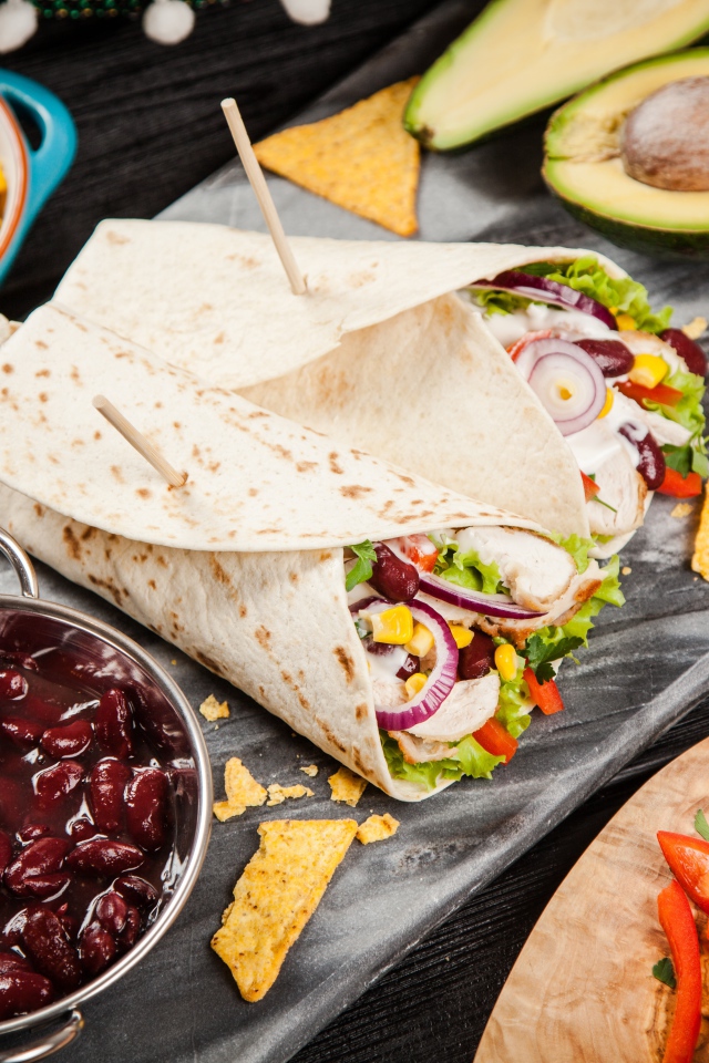 Мексиканский фаст фуд на столе