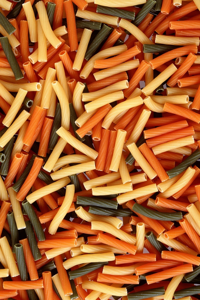 Разноцветные макароны крупным планом