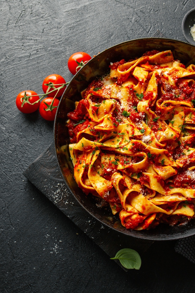 Лапша с соусом в сковороде 