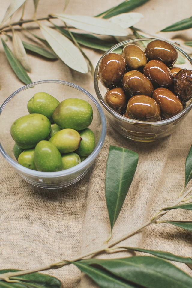 Оливки с ветками на серой ткани