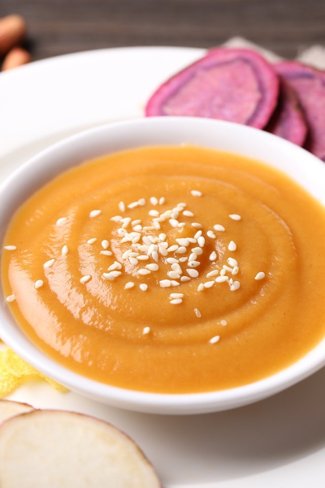 Гороховое пюре в белой тарелке с овощами