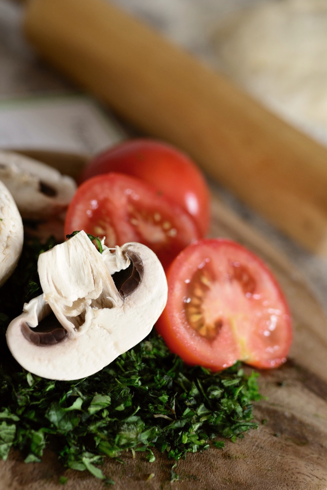 Кусочки помидора с зеленью и шампиньонами 