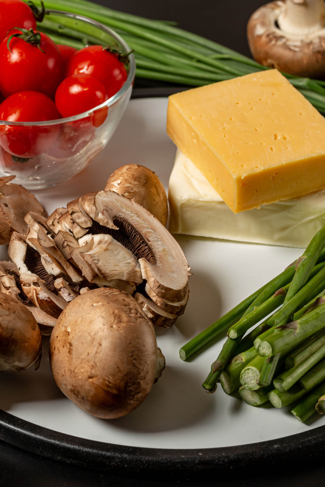 Тарелка с шампиньонами, сыром, помидорами и  спаржей 