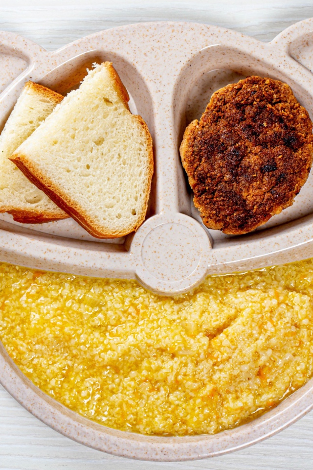 Каша,  хлеб и котлета для ребенка 