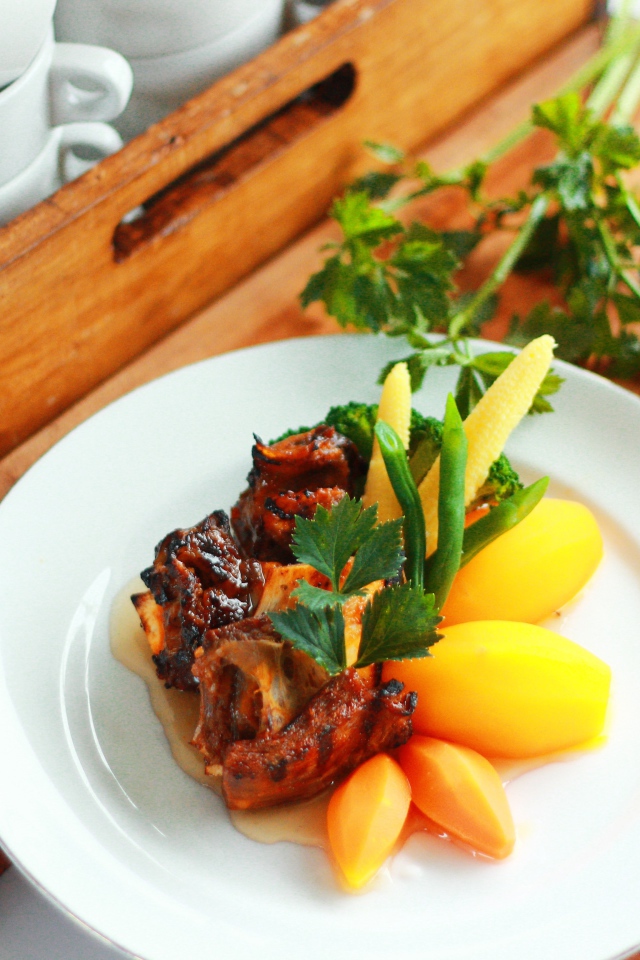 Картофель с морковью и мясом на белой тарелке 