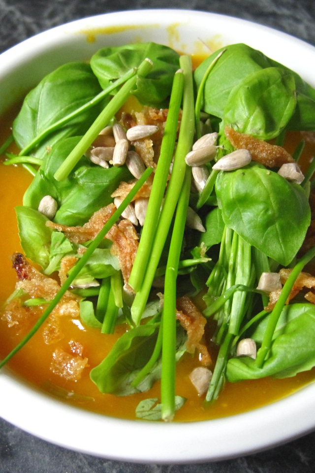 Тыквенный суп с зеленью в белой тарелке