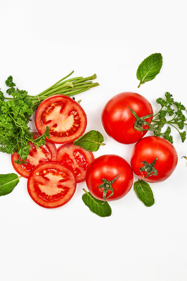 Красные помидоры с петрушкой на белом фоне