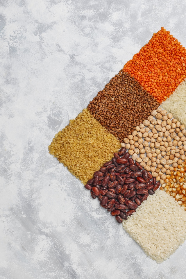 Ромб из разных видов крупы на сером фоне 