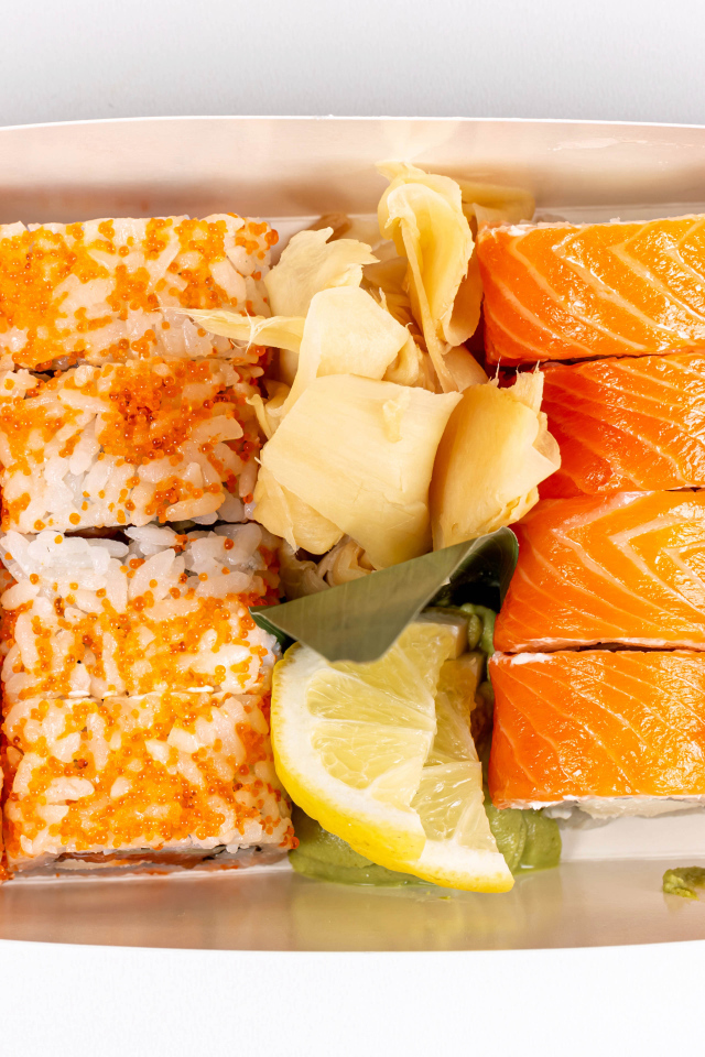 Роллы с имбирем и лимоном в лотке