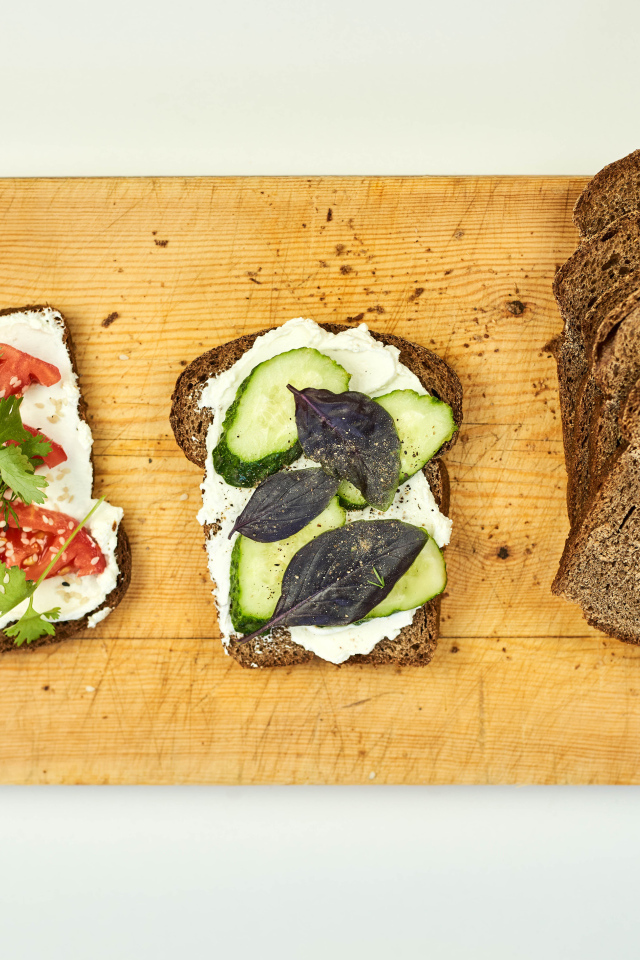 Бутерброды с черным хлебом на столе