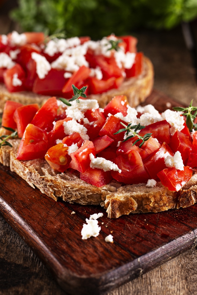 Бутерброды с помидорами и творогом 