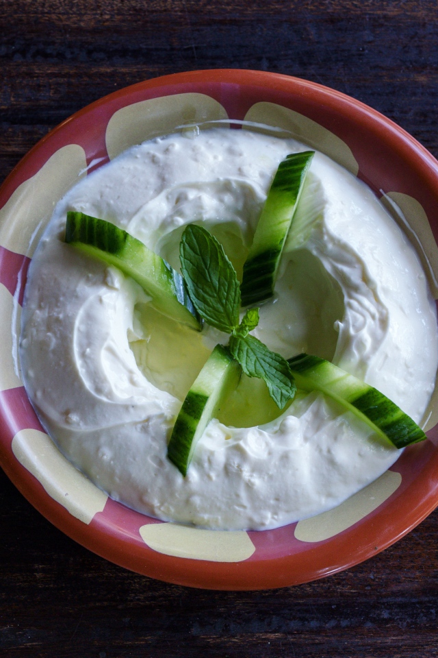 Соус с огурцами и листьями мяты в миске