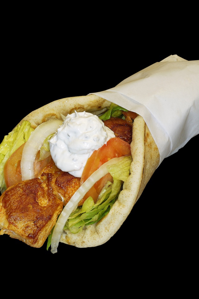 Шаурма в лепешке на черном фоне