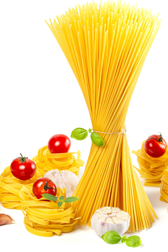 Спагетти и макароны с помидорами на белом фоне 