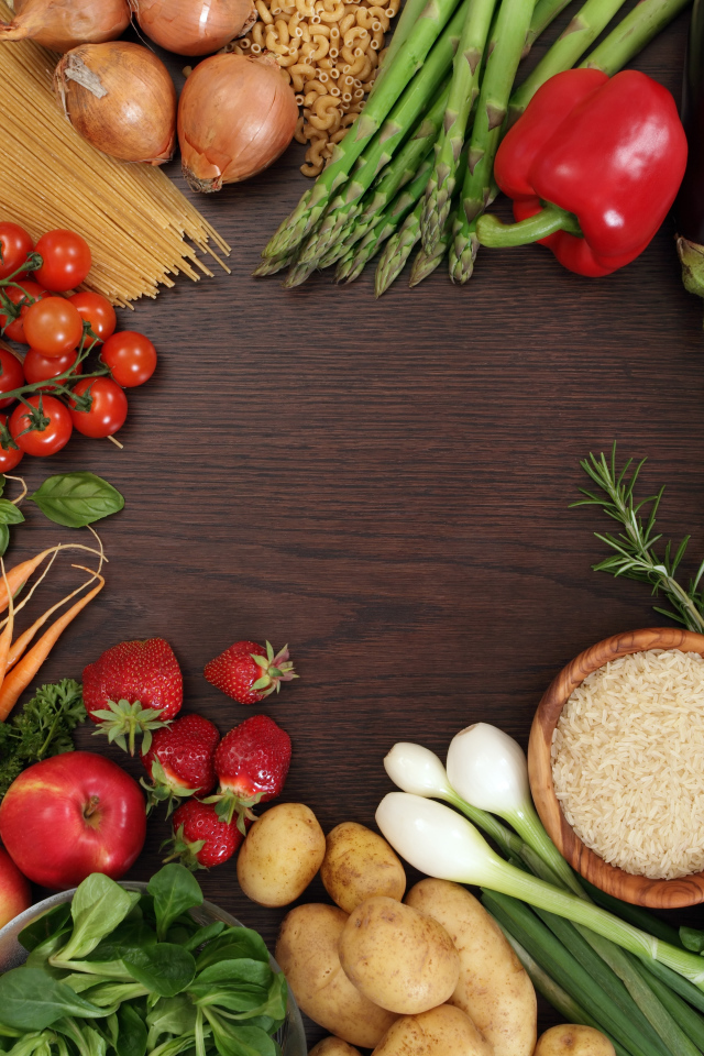 Спагетти на столе с овощами и фруктами 