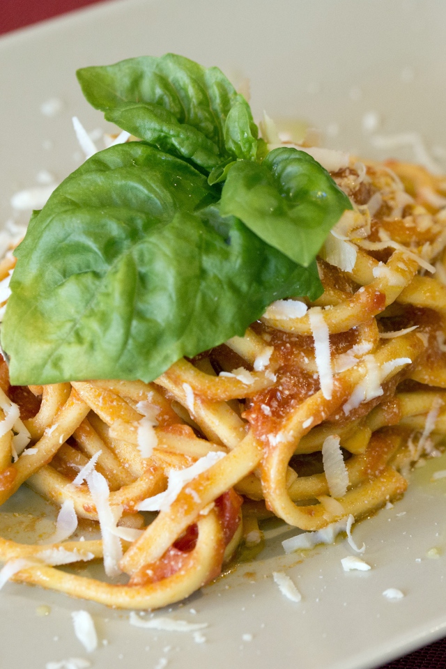 Спагетти с сыром и листьями базилика 