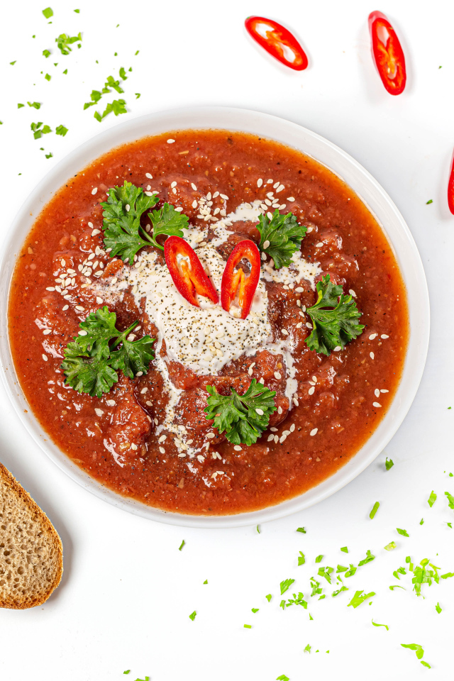 Острая аджика с хлебом на белом фоне