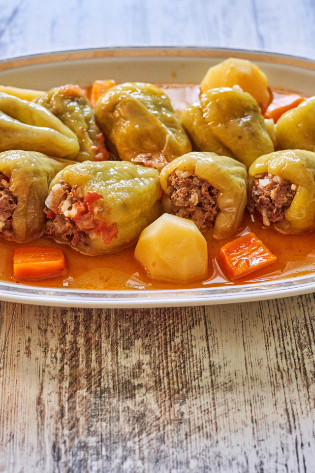 Фаршированный перец на тарелке с картофелем