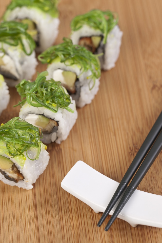 Суши с черными палочками на столе