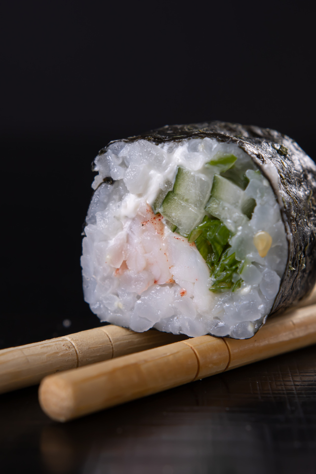 Суши с рисом и огурцами на столе