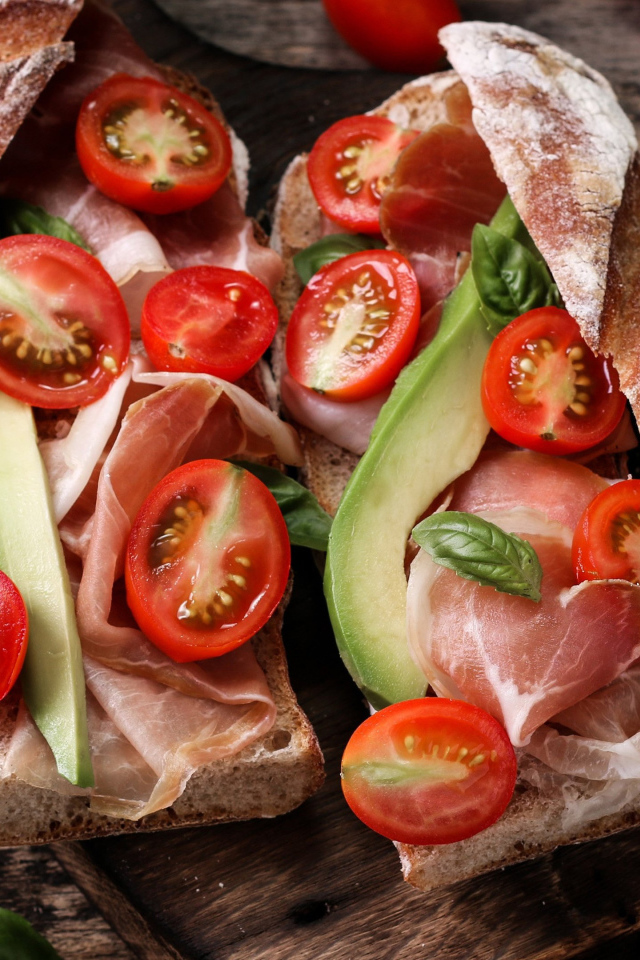 Бутерброды с помидорами, авокадо и беконом