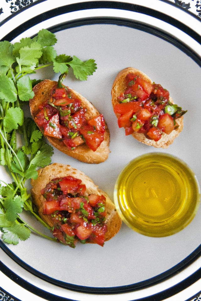 Бутерброды с помидорами на тарелке с петрушкой и маслом