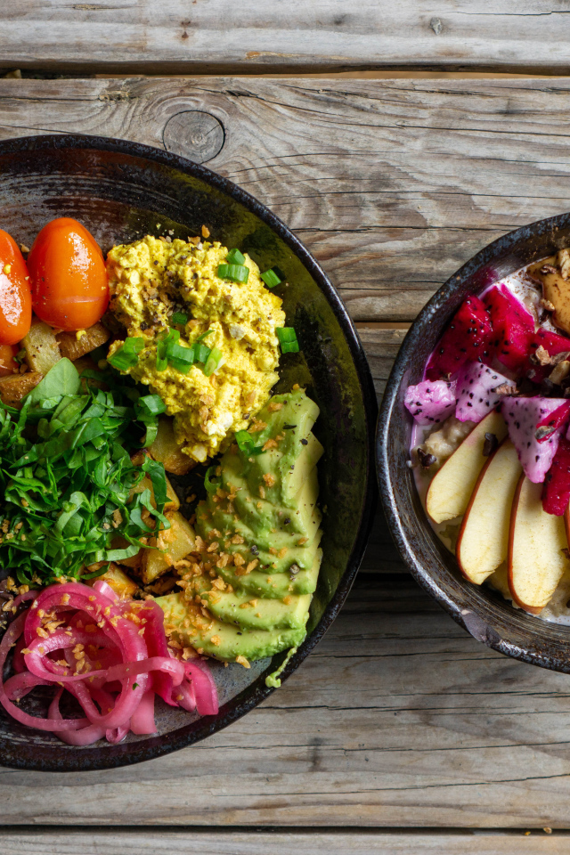 Вегетарианские блюда в тарелке на столе