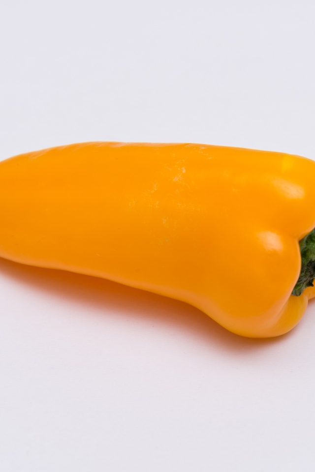 Желтый болгарский перец на сером фоне