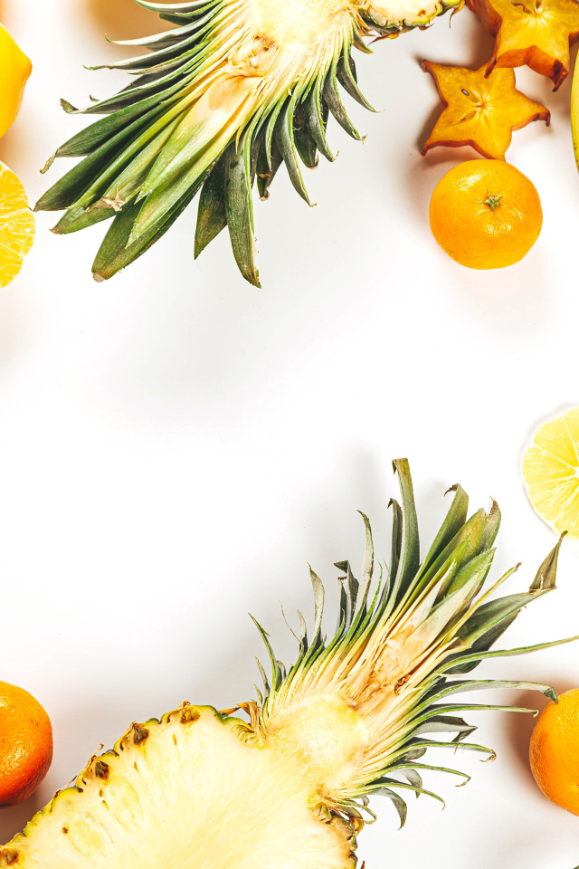 Аппетитные цитрусовые фрукты на белом фоне