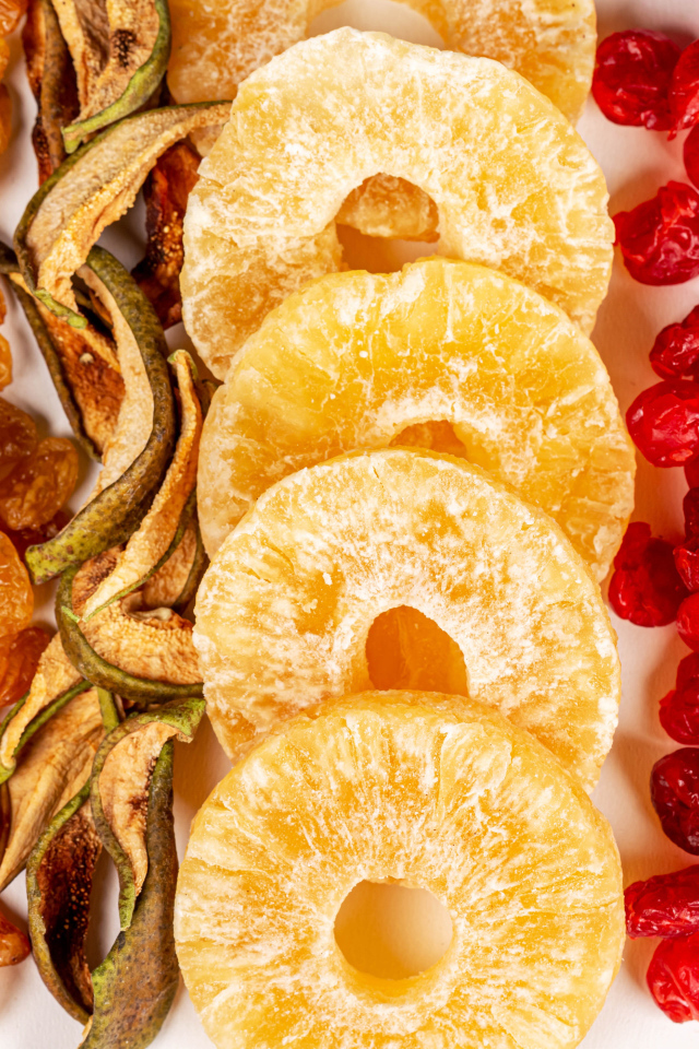 Аппетитные сухофрукты на белом фоне