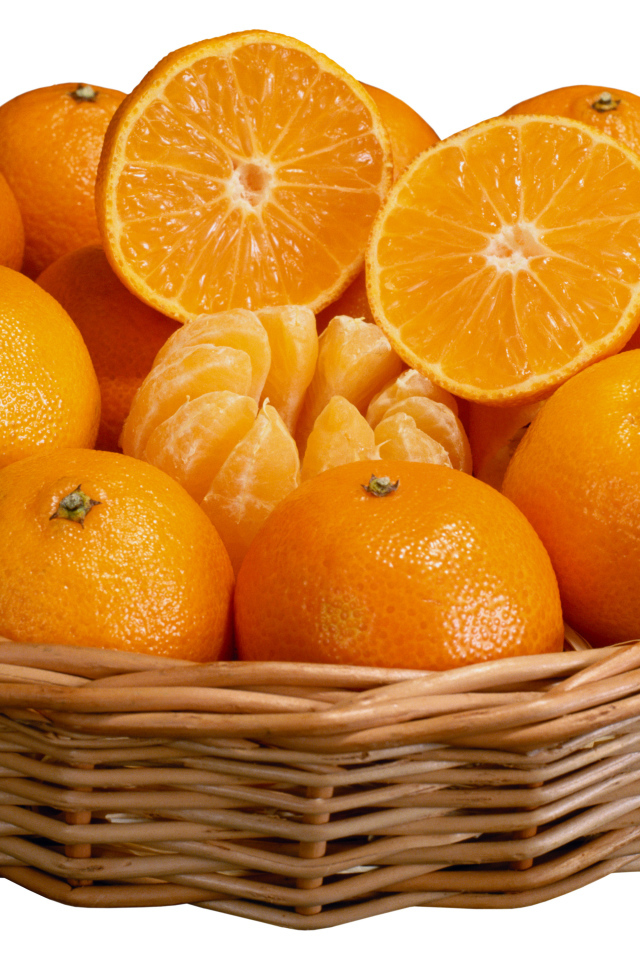 Корзина спелых плодов апельсина на белом фоне