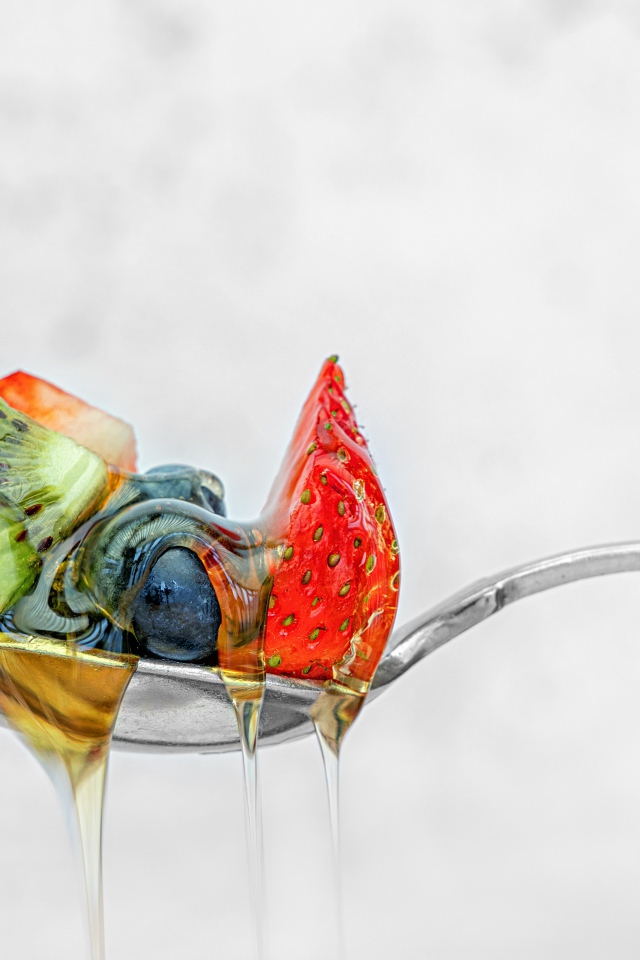 Ягоды в меде на ложке 