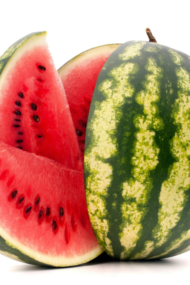 Большой полосатый зеленый арбуз на белом фоне