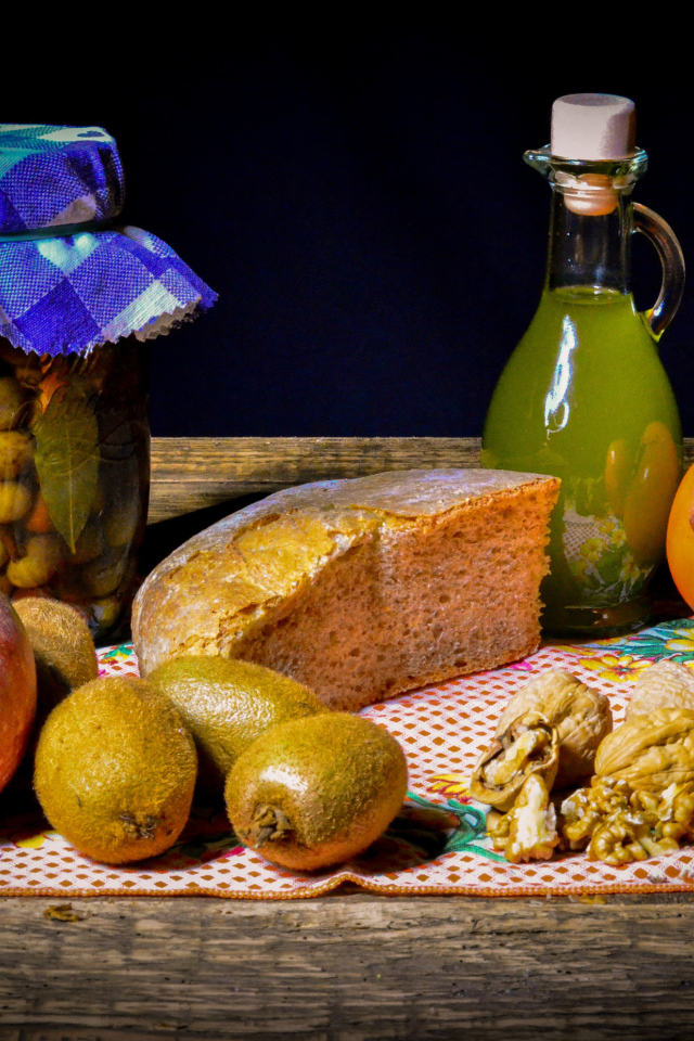 Хлеб с фруктами на столе с вареньем и орехами 