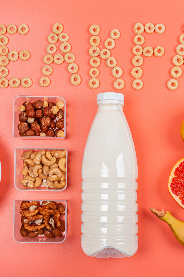 Хлопья, орехи, молоко и бананы на завтрак