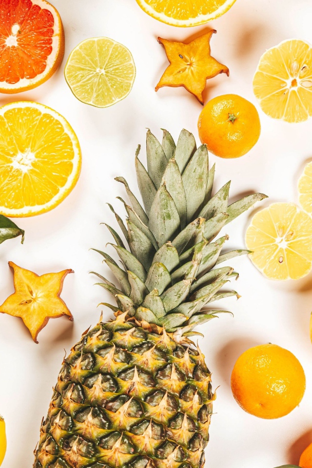 Цитрусовые фрукты на белом фоне