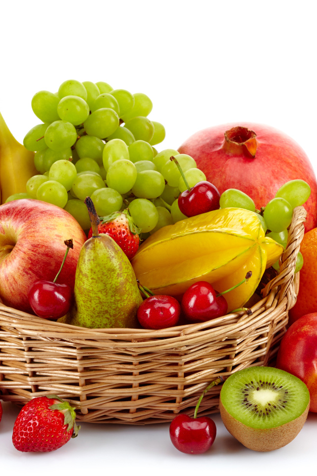 Вкусные спелые фрукты в корзине на белом фоне 