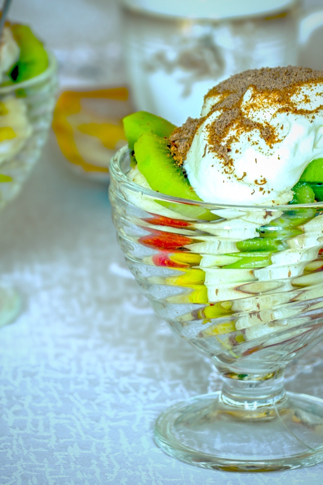 Десерт с фруктами и взбитыми сливками 