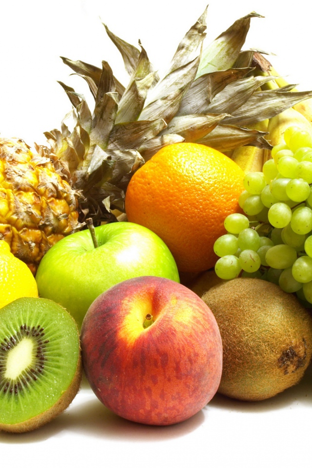 Свежие аппетитные фрукты на белом фоне 