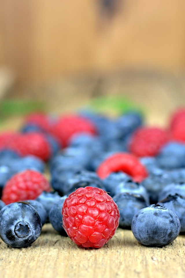 Свежие ягоды черники и малины на лавке
