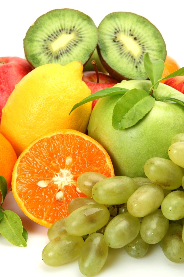Свежие фрукты с виноградом на белом фоне
