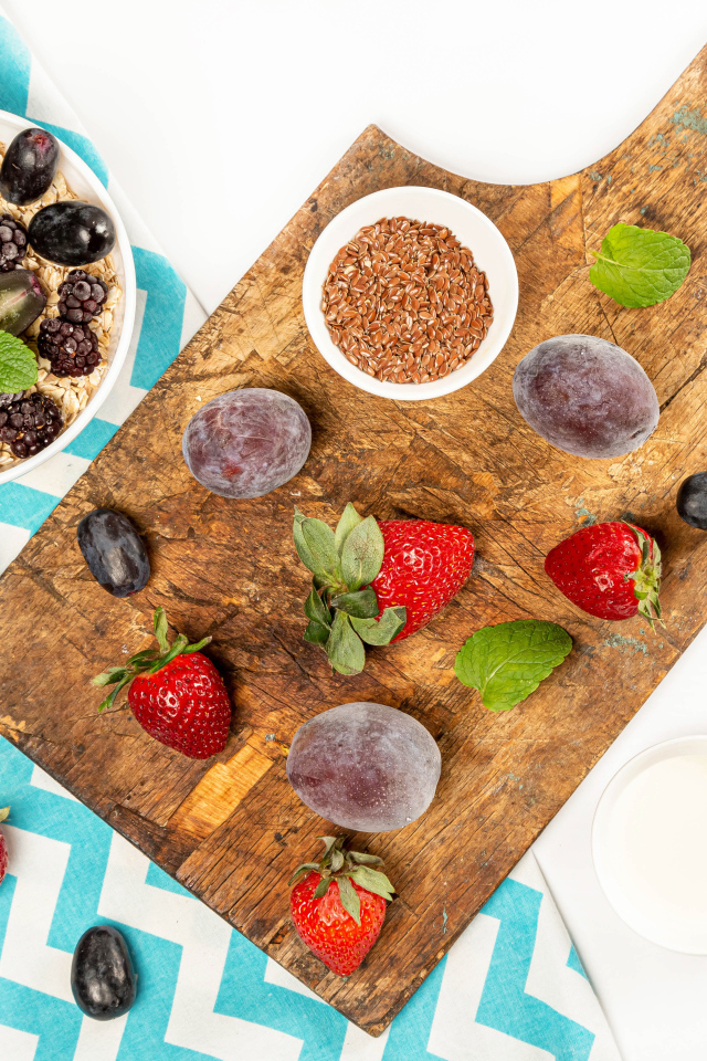 Замороженные ягоды со злаками на столе