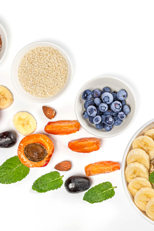 Зерна с ягодами на белом фоне 