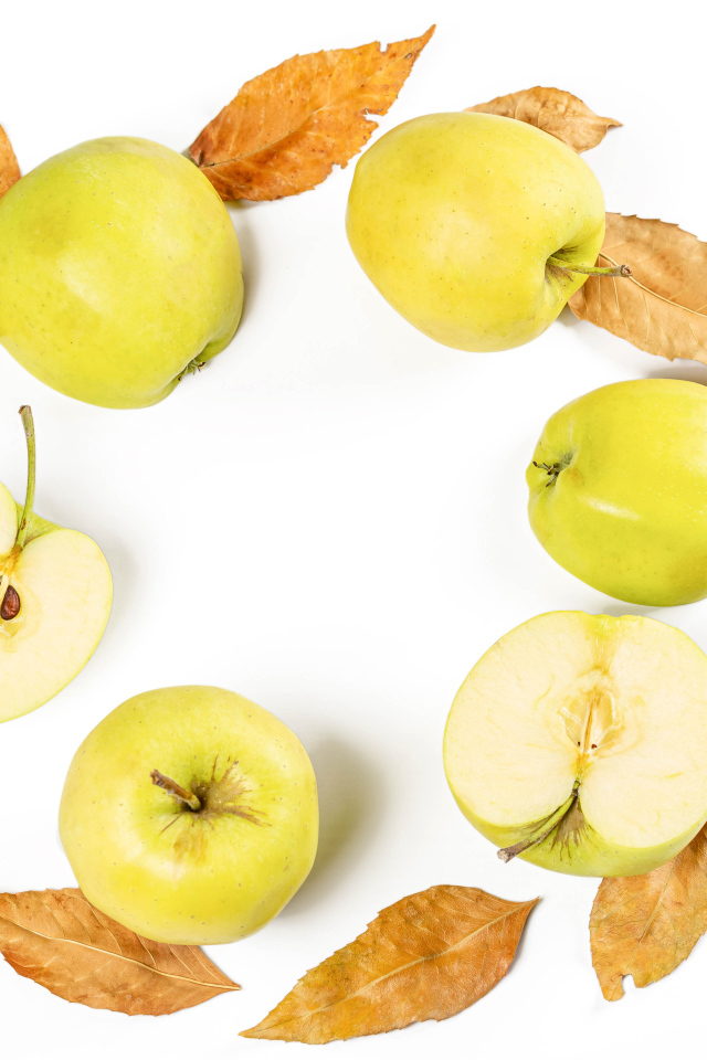 Зеленые яблоки с листьями на белом фоне 