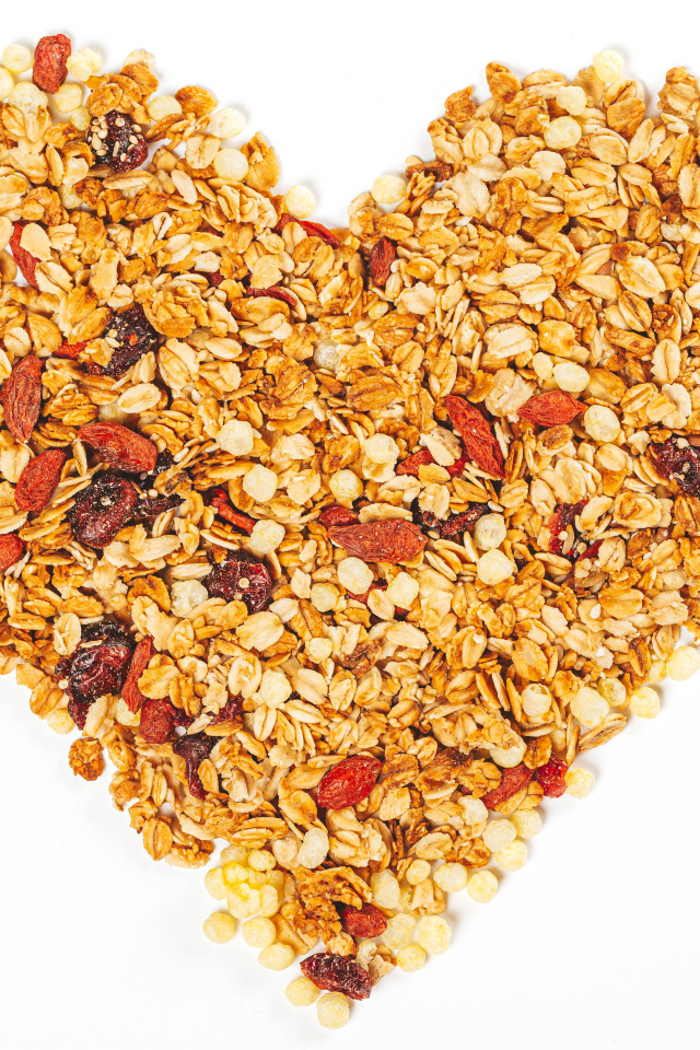 Сердце из мюсли на белом фоне