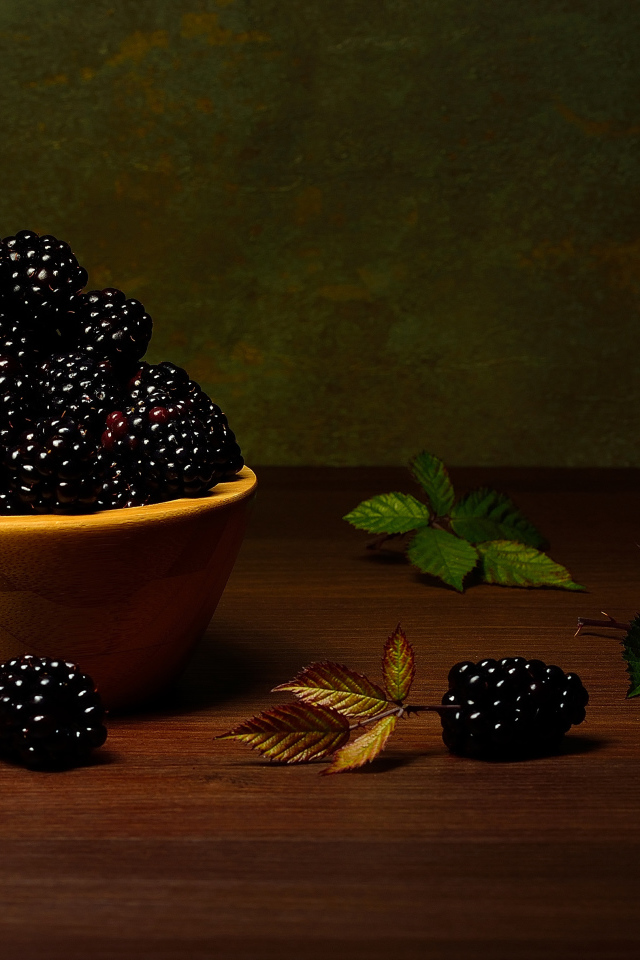 Крупная спелая ежевика в деревянной миске