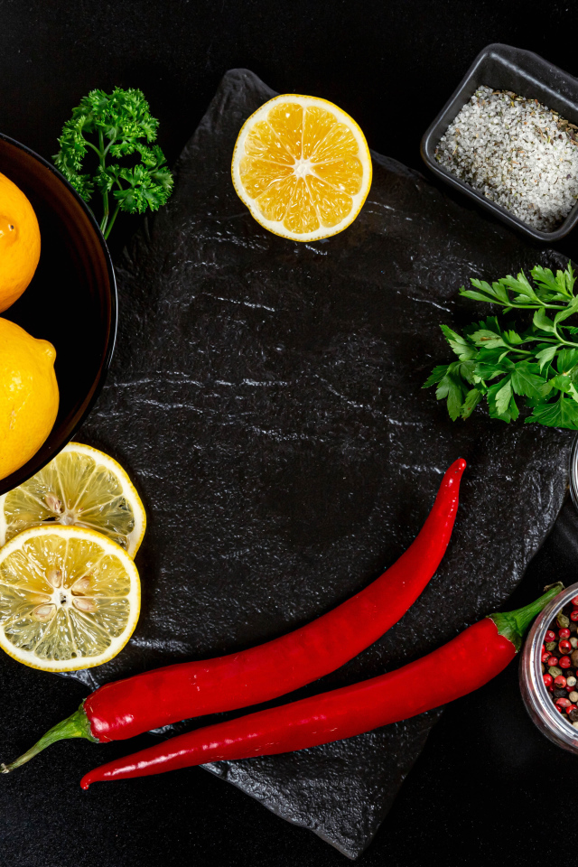 Лимоны на столе с красным перцем, петрушкой  и специями