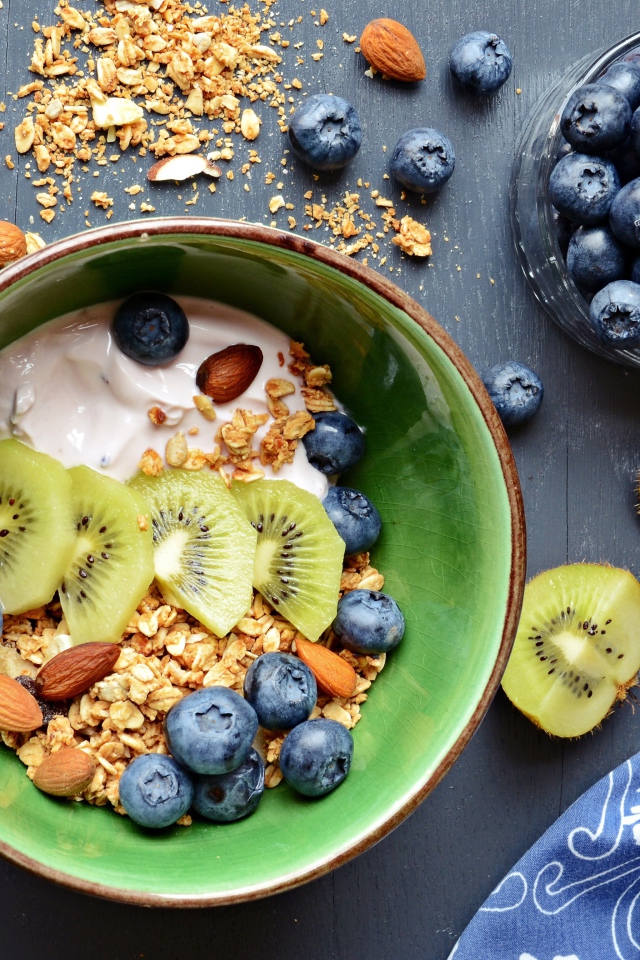 Мюсли с йогуртом, орехами, киви и черникой на завтрак 